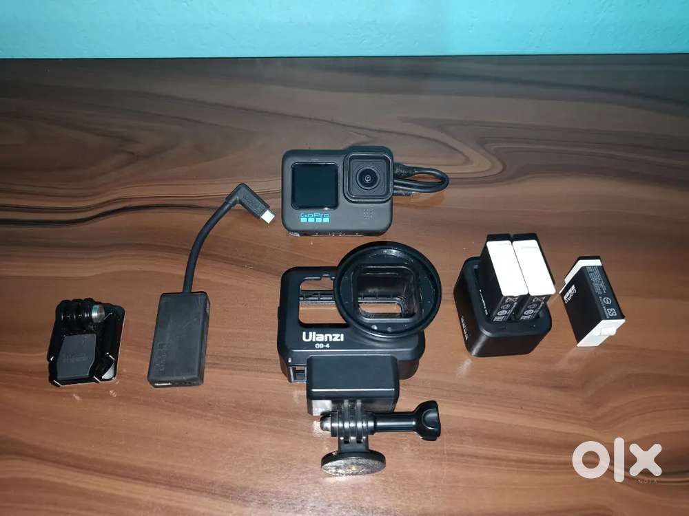 GoPro Hero 11 black ; GoPro case; mic adapter; duel battery & charger