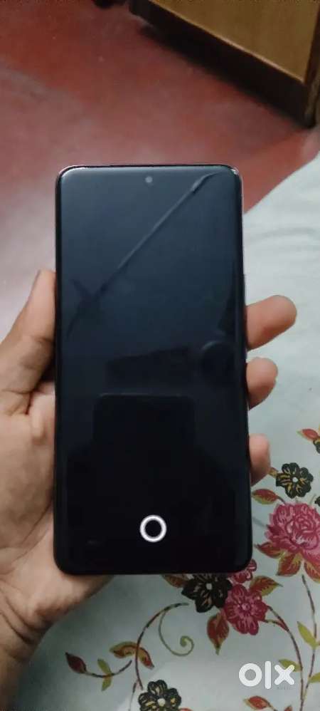 V50 8 128 gb 6 month old
