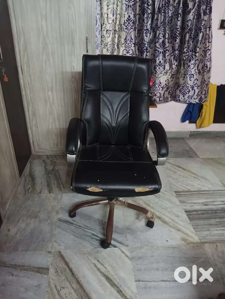 Cashier chair