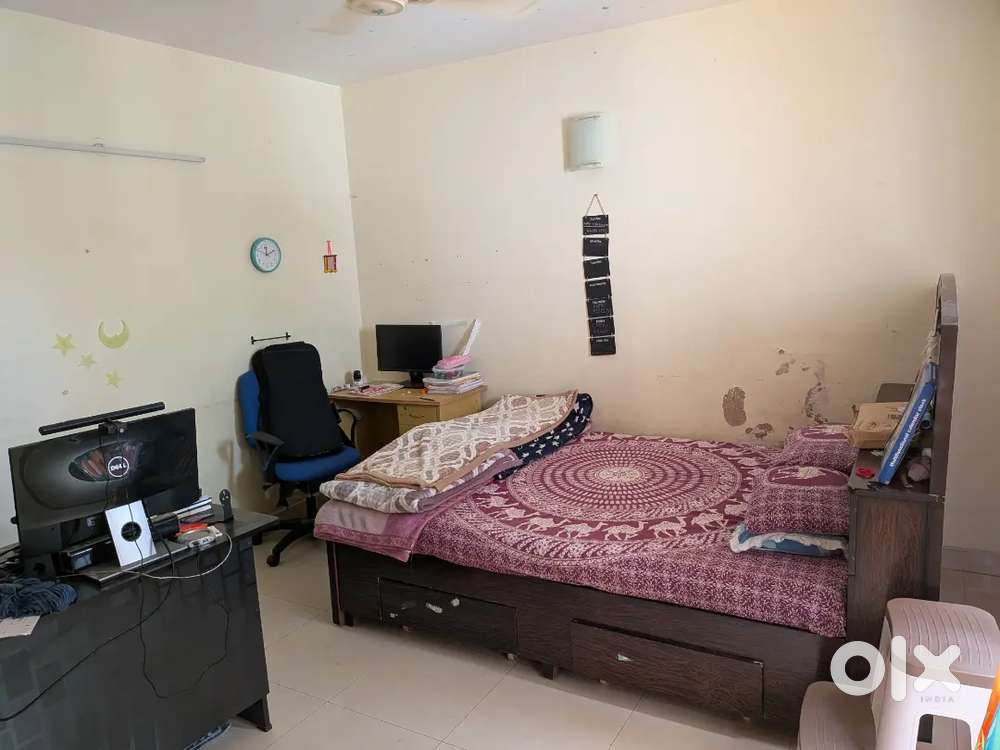 Queen size bed for sale without mattress