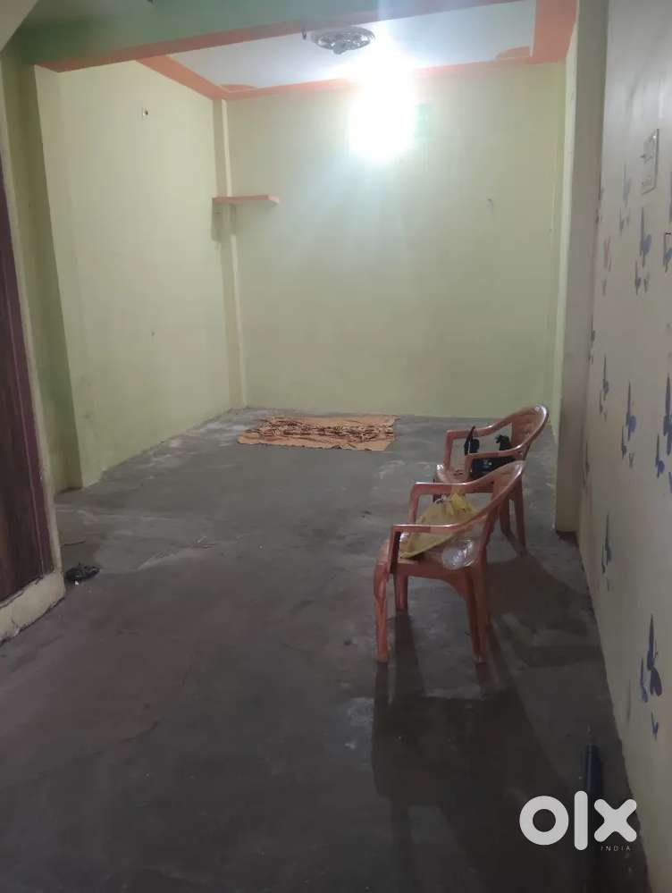Ek room kiraye ke liye khali hai
