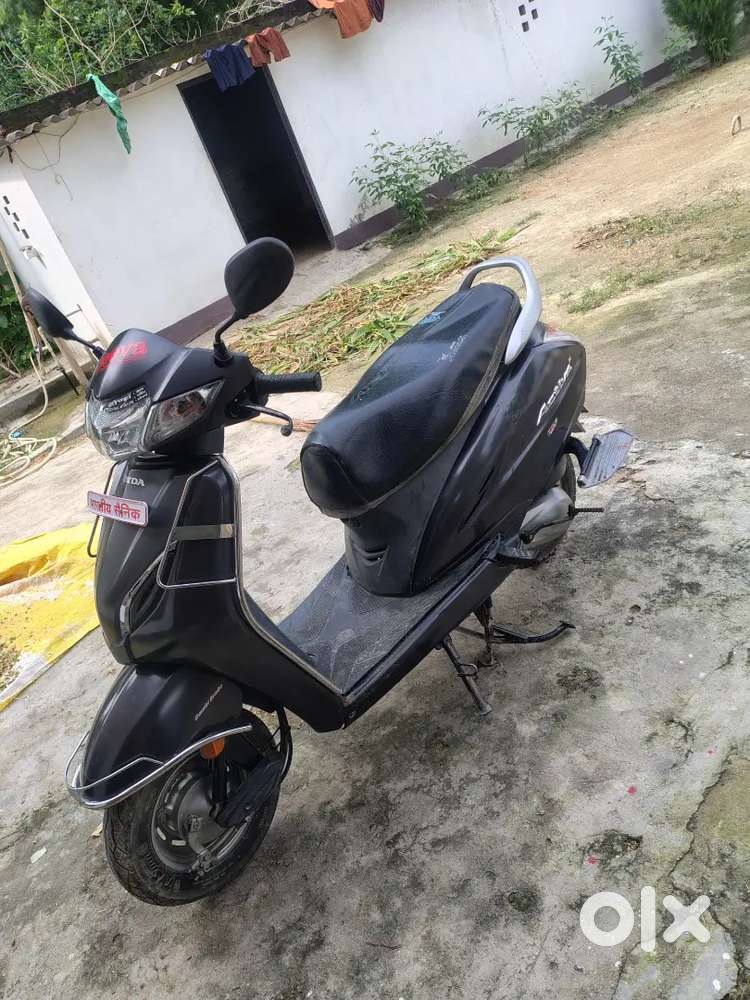 Rakhi rahti hai koi chalane wala nahi hai