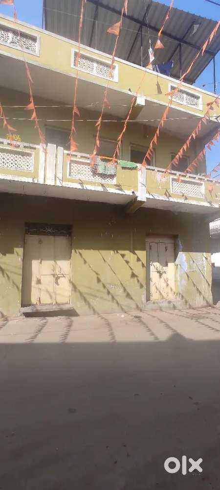 A house with 2 shops on main road