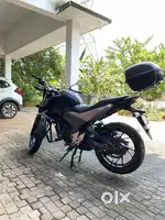 Black Honda hornat 160 r with back disc