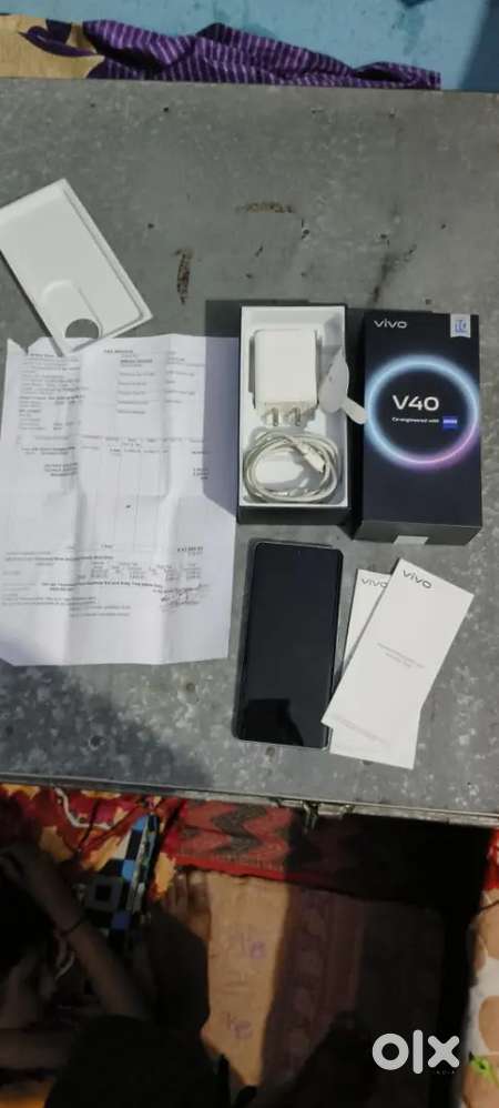 Vivo v40 good condition all accessories new condition 9 month old