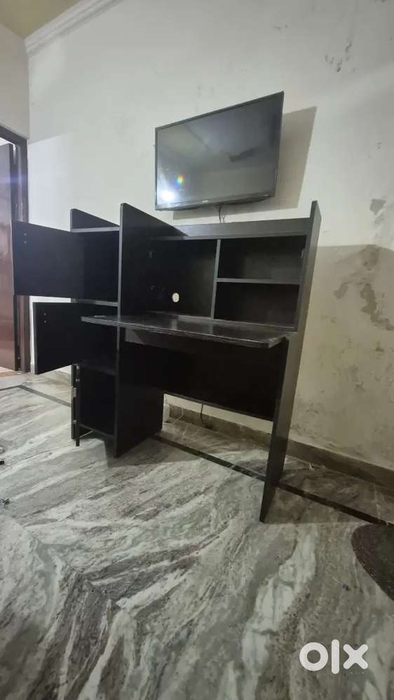 Computer Table perfect condition with foldable base