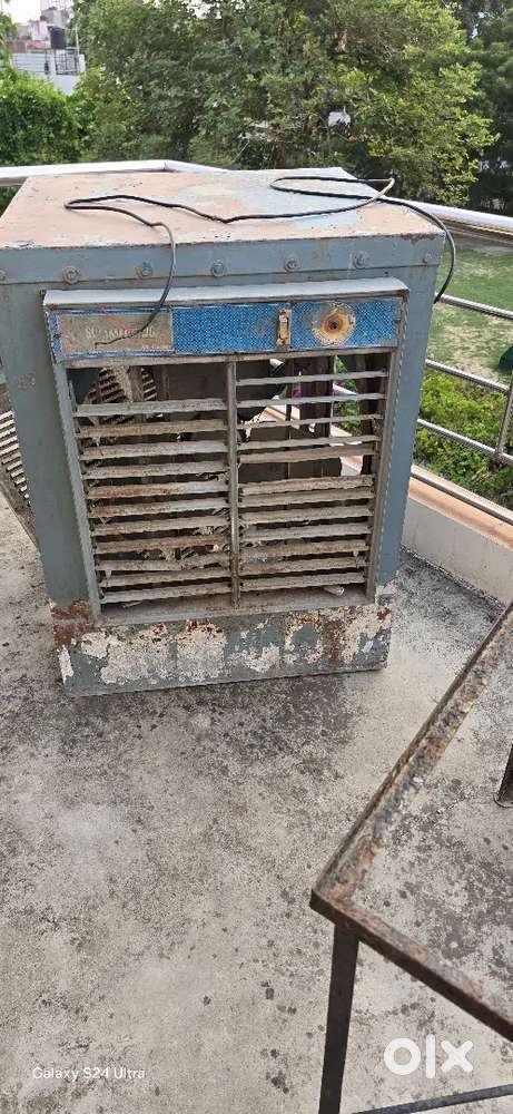 Cooler sale k liye hai body majbut hai exhaust fan laga hua hai