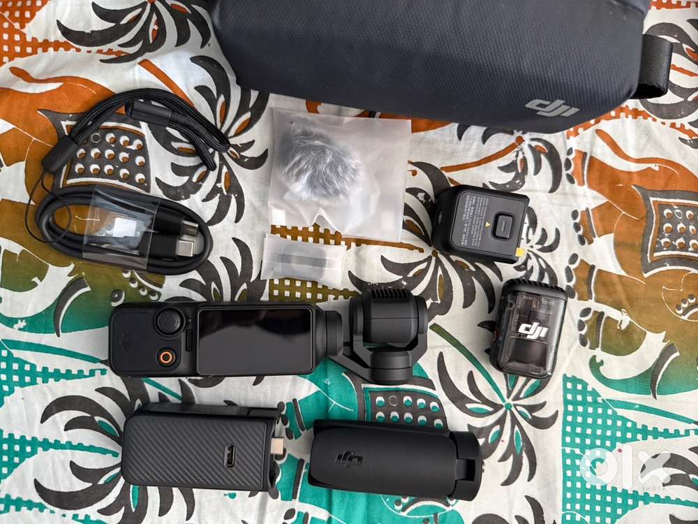 DJI Osmo Pocket 3 Creator Combo, Vlogging Camera Under warranty