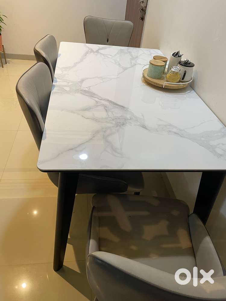 4 chair dinning table 2.7 feet x 4.7 feet