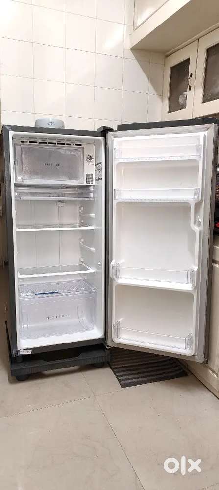 Single door refrigerator with stabilizer