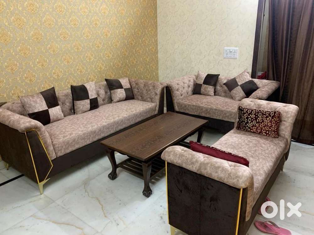 “Premium Quality Sofa for Sale – Hardly Used”