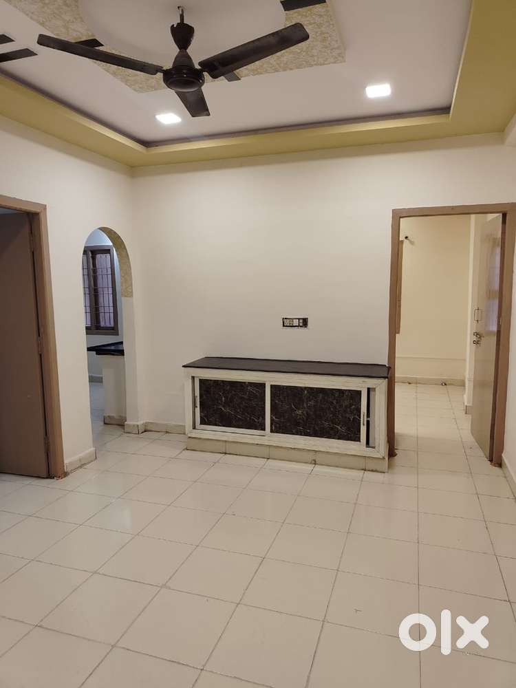 800sft, 2bhk, W/F, Grndflr, 18yrs old @ Rly new colony for low price