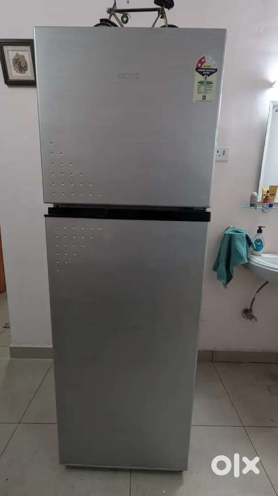 279 litres double door 2.9 yrs old fridge for immediate sale.
