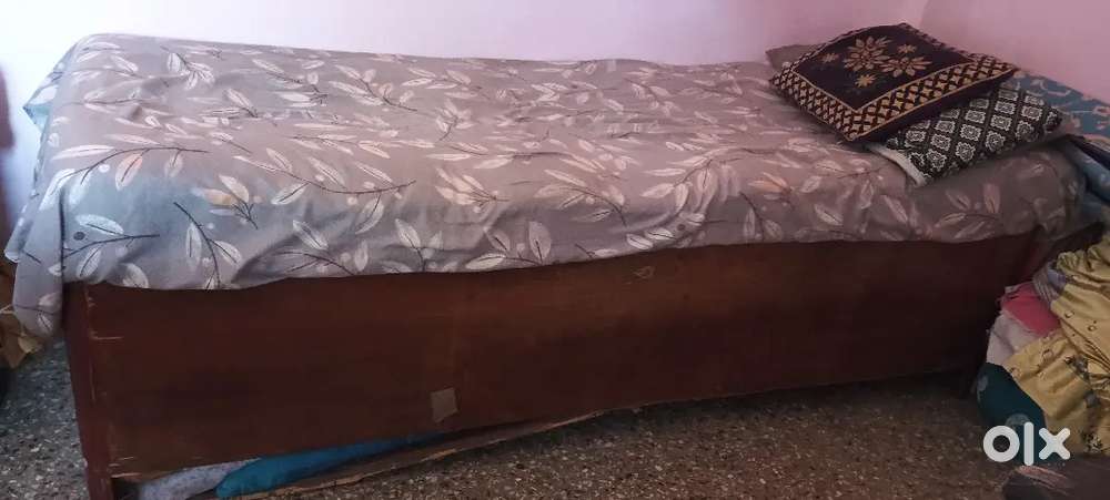 Wood single bed