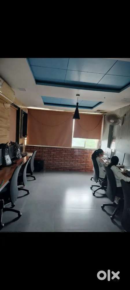 GOVINDA COMPLEX KE SAMNE , CHAR RASTA VAPI .