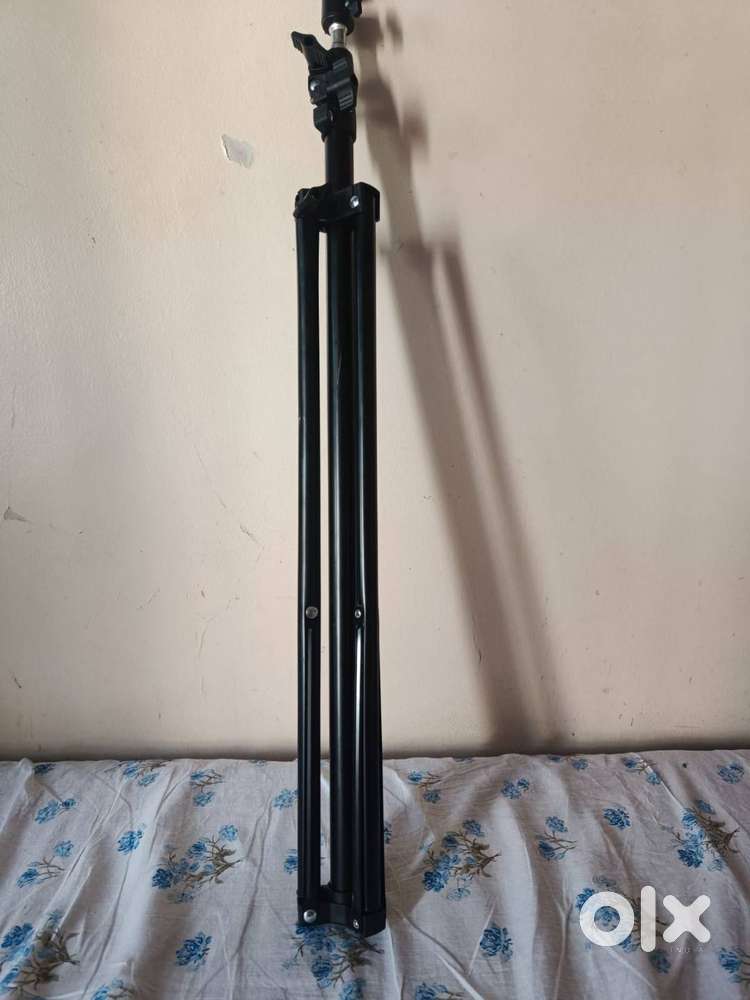 “Ring Light + Tripod – Like New (Used 2–3 times) – ₹650 (Negotiable)