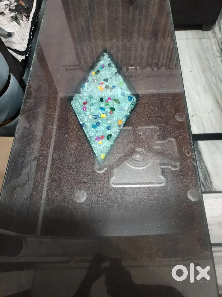 Sofa dine with glass and stones in it