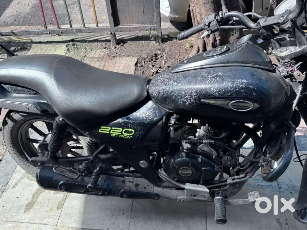 Avenger 220 street best condition full serviced