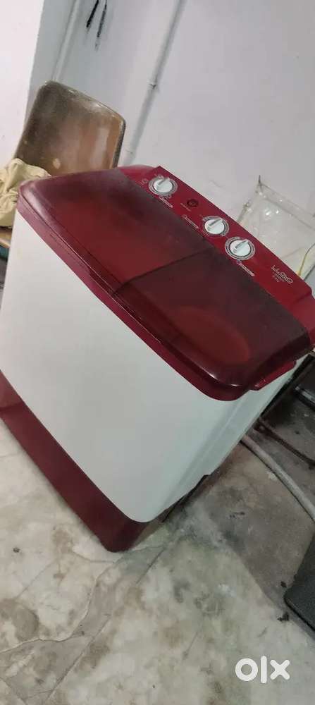 Red colour semi automatic washing machine proper working condition