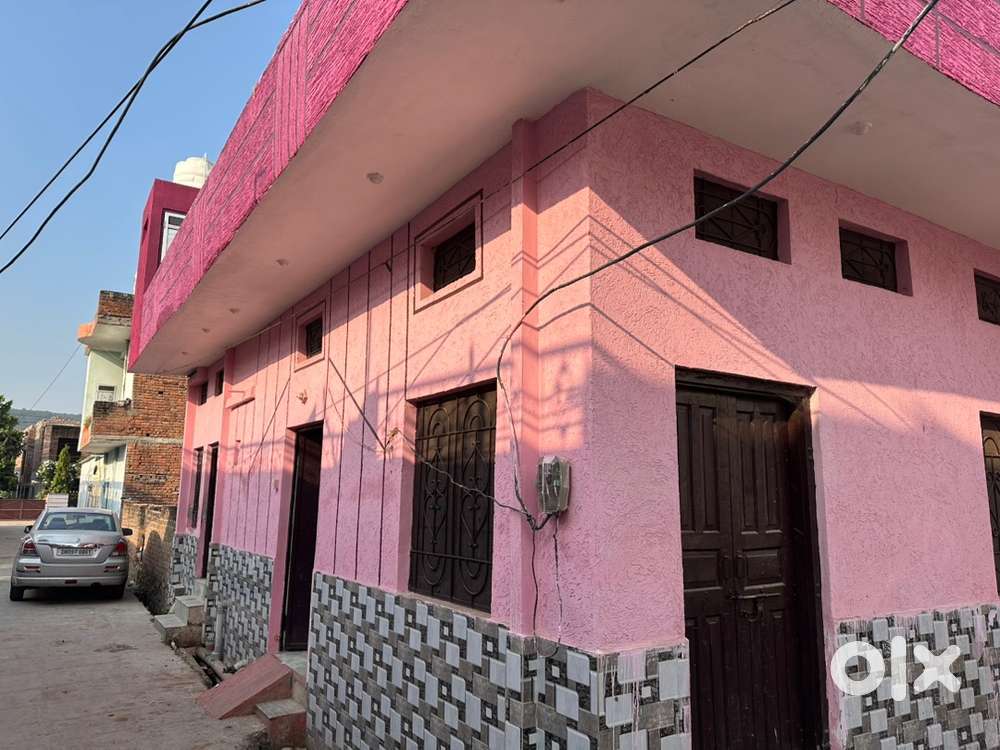 Corner house hain 4 get nikal rahe he road pe