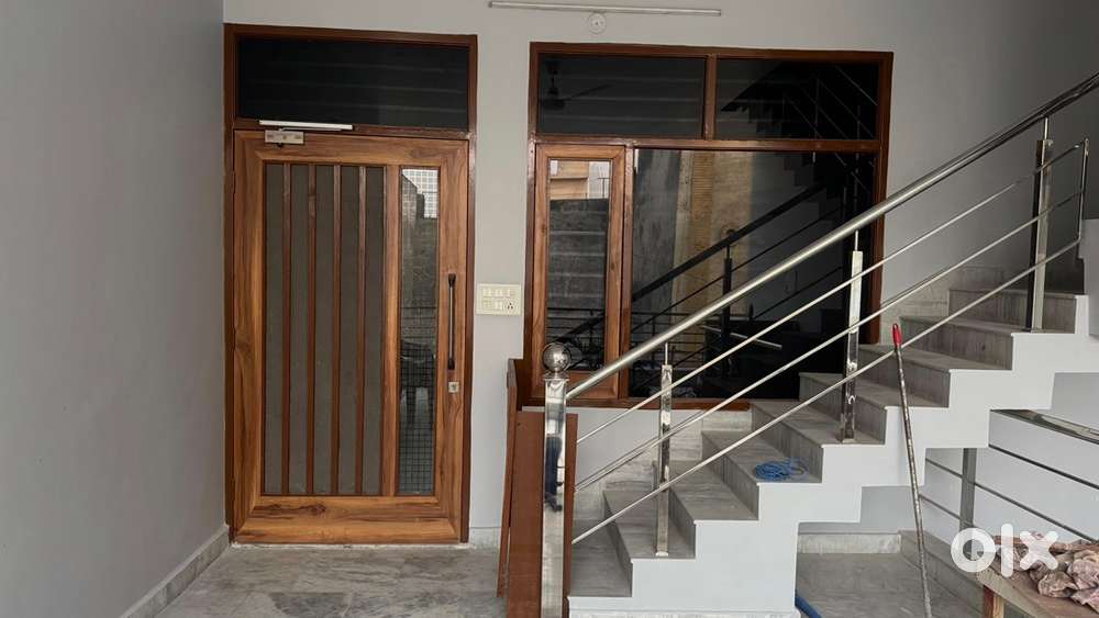 153 gaj 2bhk 1st floor available for rent