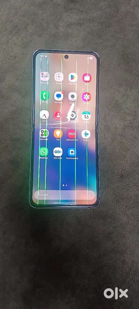 Samsung galaxy z flip 3 5g  256 GB  Display me line hai or sab OK hai