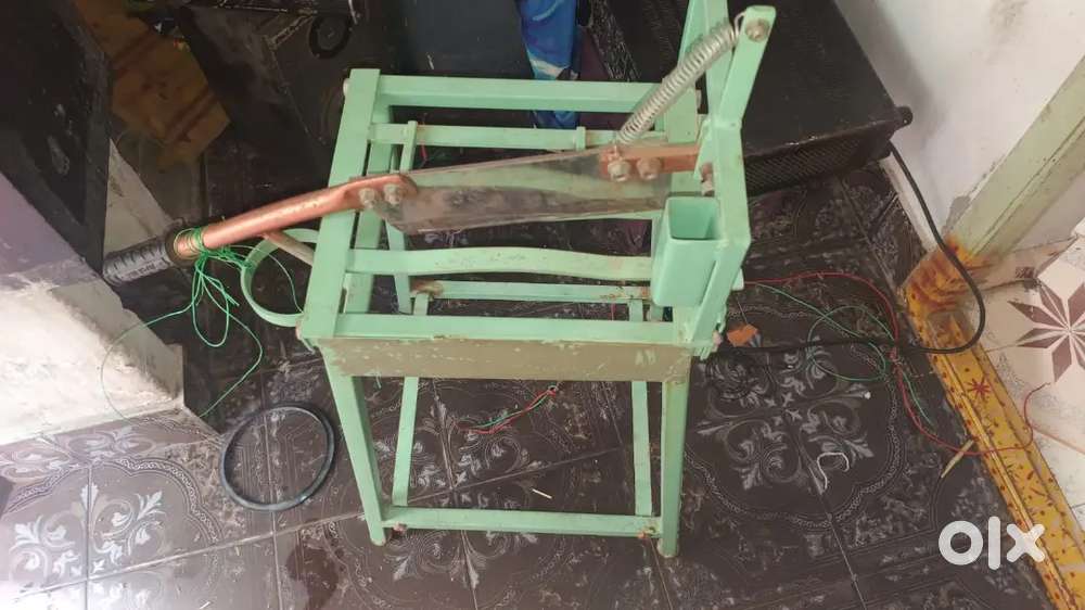 Coconut cutting machine