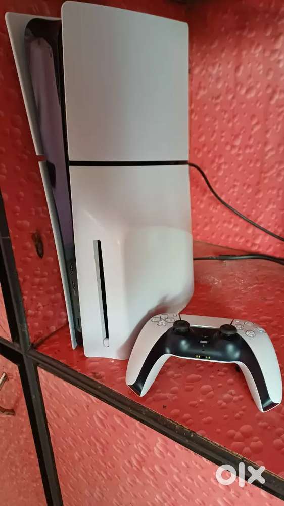 Hi Gamers! I'm selling my PS5 Slim (Disc) 1TB With Trending Games!