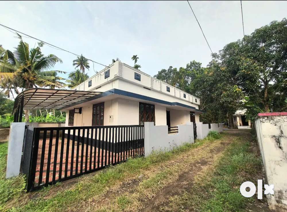 4.75 CENT 2 BED ROOMS 900 SQFT STAIR INSIDE HOUSE IN KARUMALLUR