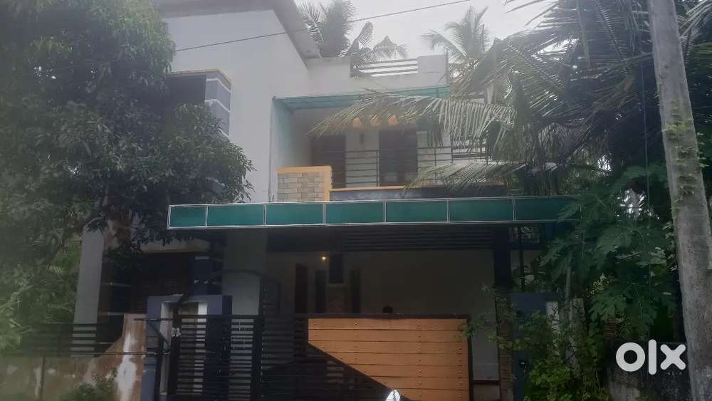 Red brick old house anayara 3.5 cent 3 bhk 2 attached