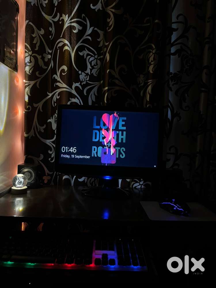 Computer with table excellent good condition