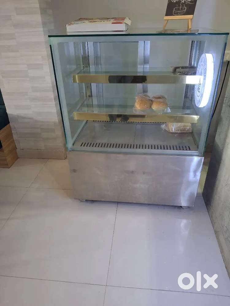 Cake display counter