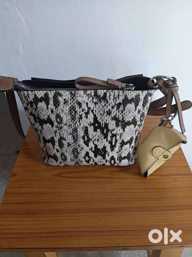 Two European branded sling bags worth 3.5K for 1000rs