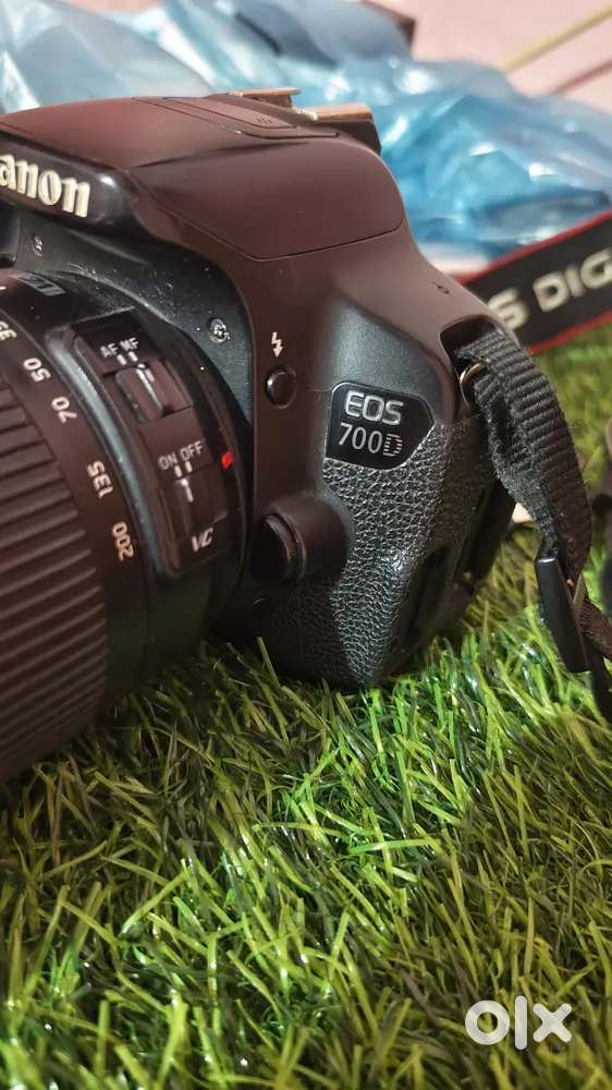 Canon 700d with long lense dual battery for sale