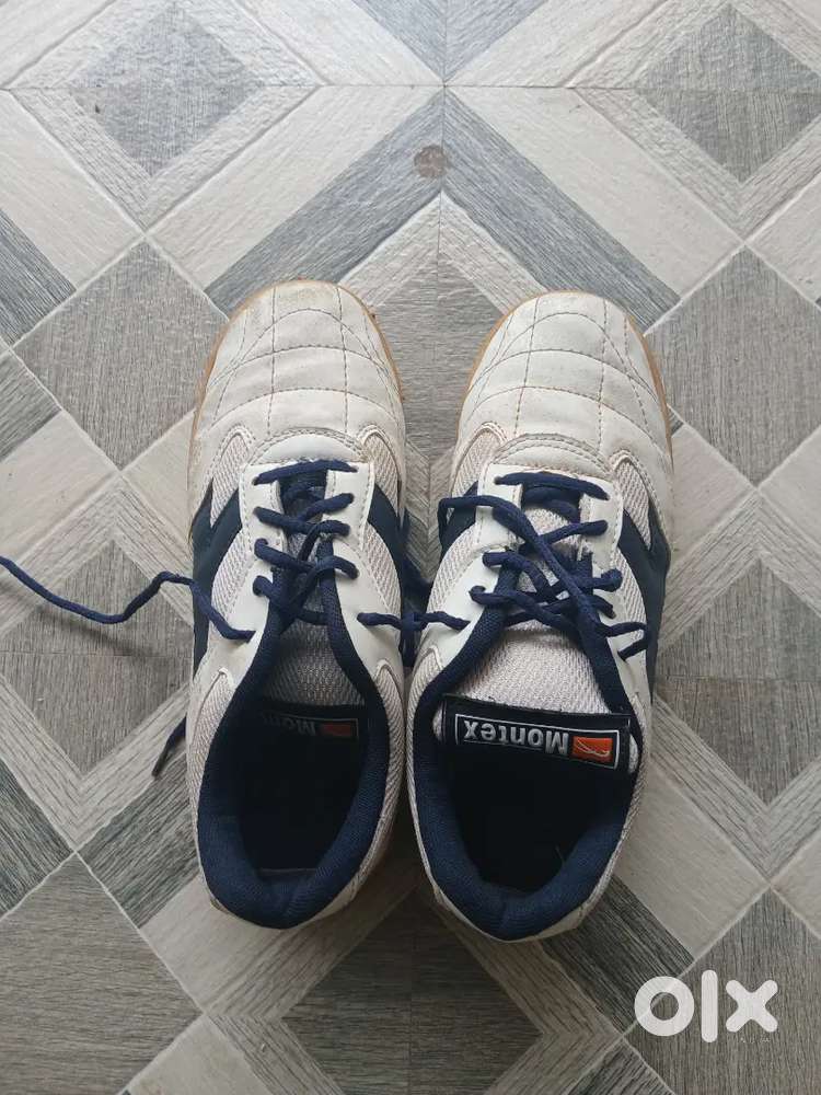 Badminton Gum shoes
