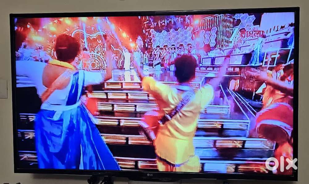 49 inch LG TV in excellent condition with wall mount & remote