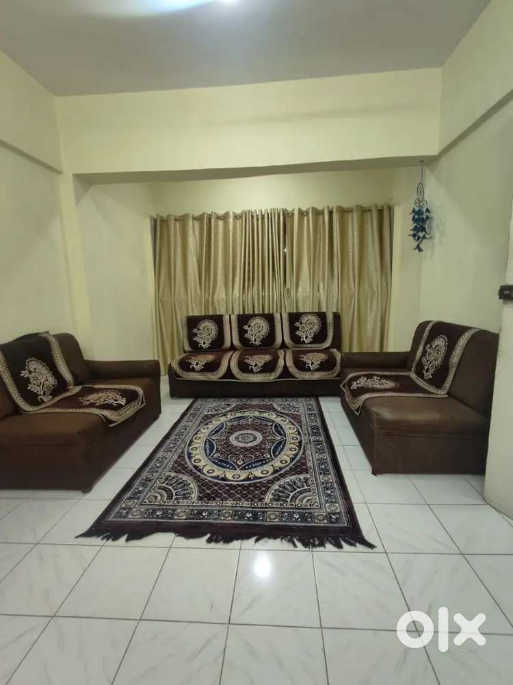 It's 1bhk furnished flat on rent in evershine Nagar