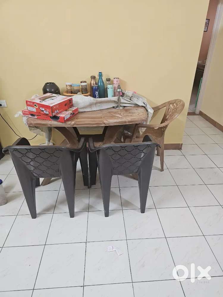 Table with 1 chair – Excellent Condition