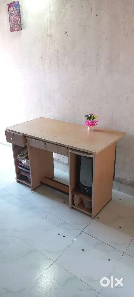 Computer table
