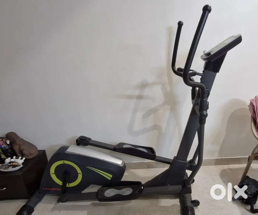 Commercial elliptical trainer