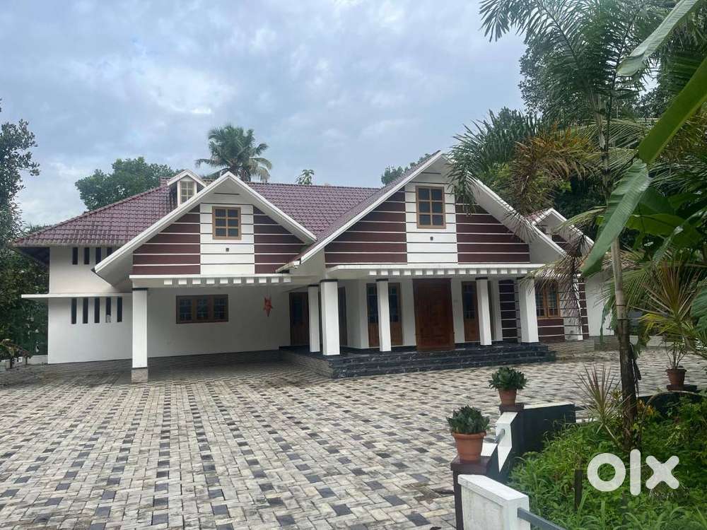 Stunning 4 bedroom 5 bath room single story 2800 sq feet in 35 cent