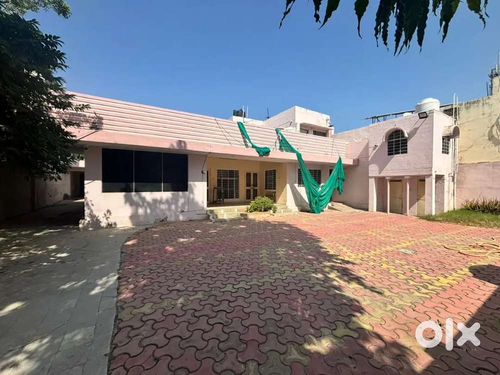 House in larg size plot
