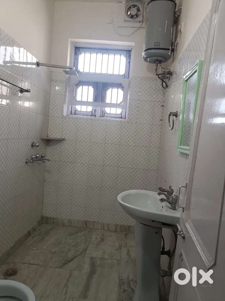 INDEPENDENT 2BHK FLAT AVAILABLE AT FEROZPUR ROAD