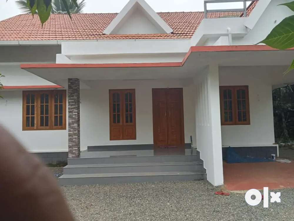 10  cent 1250 sqft 3 bedroom attached house  Poovarani 500 meter PP Rd