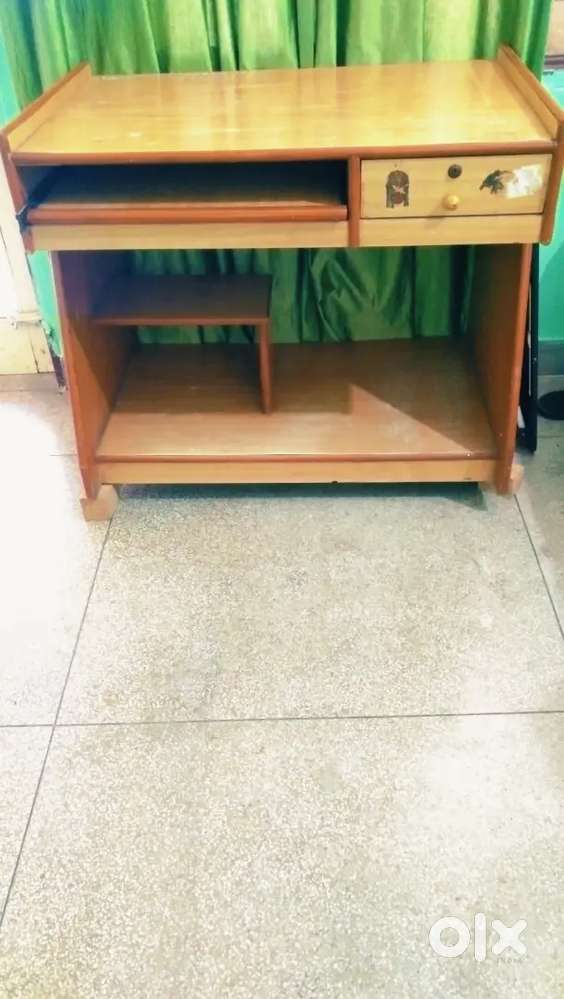 Computer table