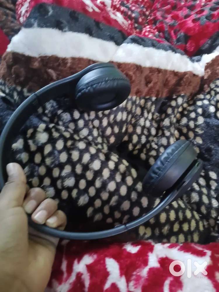 P47 wireless headphone 18 days used with box and charger