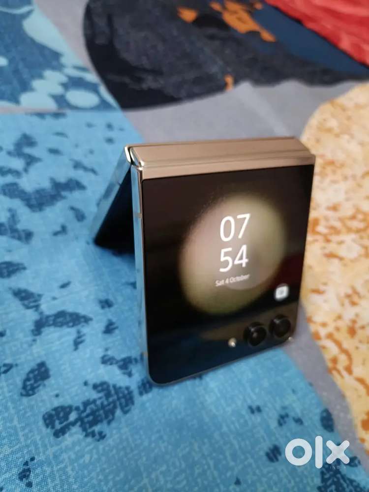 Samsung Galaxy Z Flip5 (Cream, 8GB RAM, 512GB)