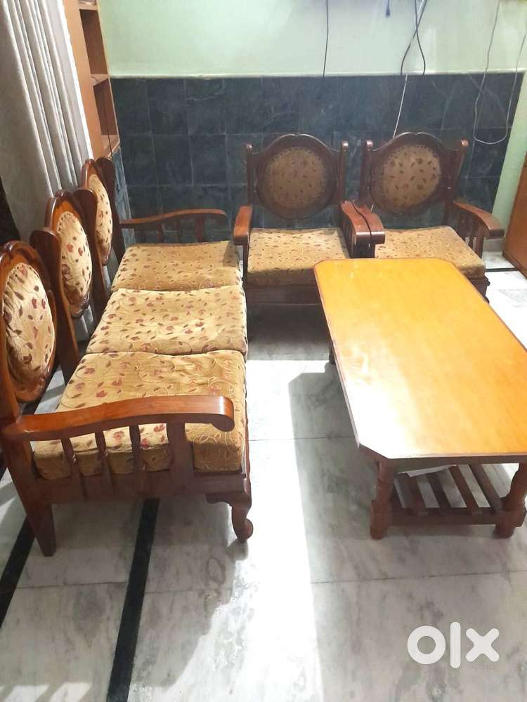 Polished Wooden Sofa set 5 Seater with Table