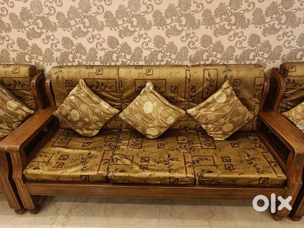 5-Seater Sofa Set with Center Table – Excellent Condition