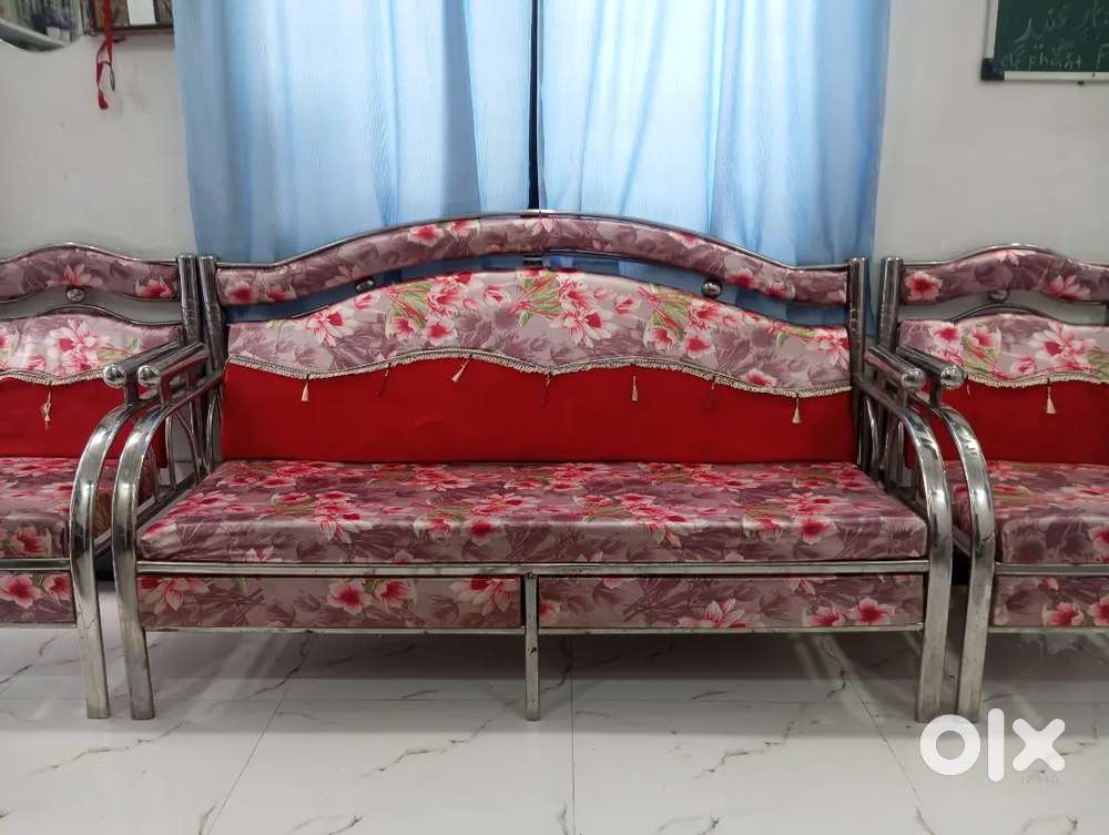 Khubsurt sofa bechna hai